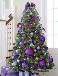 Un albero di Natale sui toni del viola decorazione che ha delle regole ben precise ma meno di sentimento 