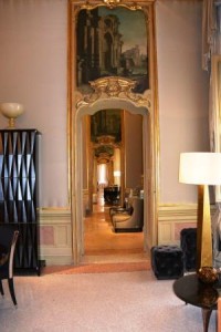 Tanti i saloni nel palazzo Orsi Mangelli un susseguirsi di arredi dallo stile tutto italiano conosciuto in tutto il mondo come Fendi casa