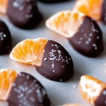 Nell'immagine i mandarini imbevuti nel cioccolato fondente