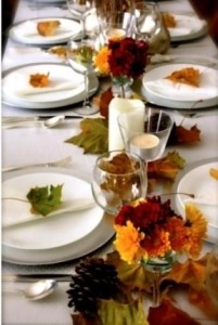 tavola d'autunno minimal chic bastano davvero poche foglie e delle fiori in pioccoli vasetti per rendere una tavola meravigliosa