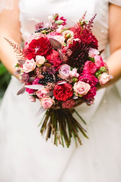 Bouquet di fiori per un matrimonio con stile anche saper tenere il bouquet è importante.