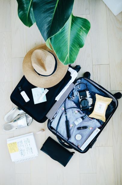 cosa mettere in valigia per avere un bagaglio perfetto non può mancare un cappello un buon libro e la crema per il viso 