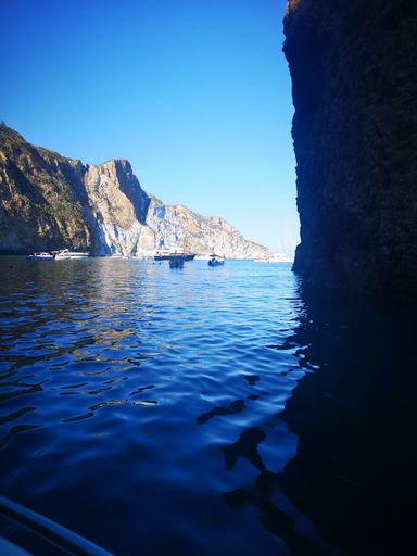 In vacanza a Ponza devi prendere a noleggio una barca e afre il giro dell'isola 40 km di costa dove vorrai fare il bagno in ogni caletta in ogni spiaggia. 