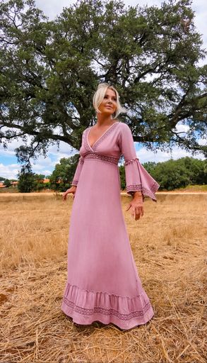 Un abito rosa antico perfetto per vestirsi ad un matrimonio d'estate dallo spirito hippy boho chic
