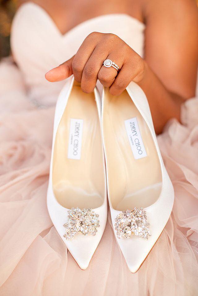 La scarpa da sposa va scelta con molta attenzione per avere un portamento elegante senza impaccio 
