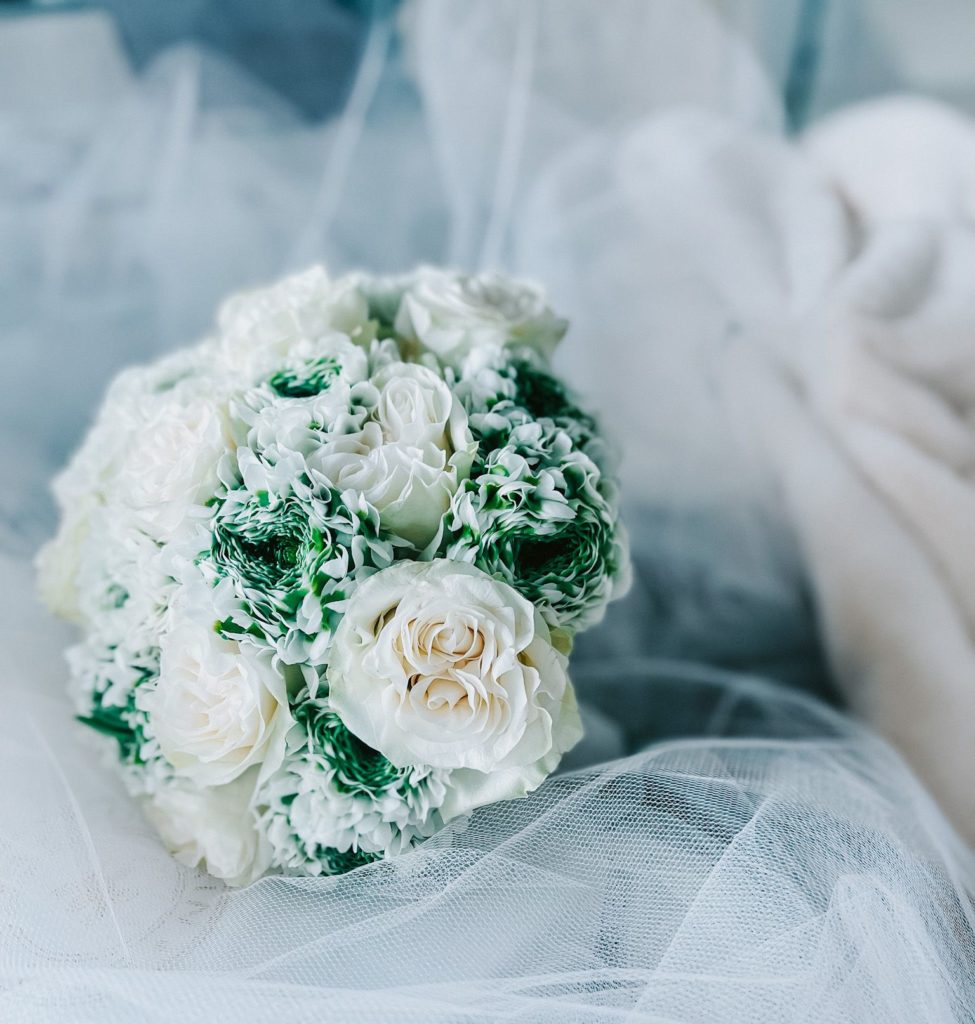 il bouquet è da scegliere in base al proprio gusto e allo stile dell'abito da sposa. Nell'immagine un bouquet di rose bianche e ranuncoli clone screziati in verde e bianco. Per la sposa d'autunno consiglio le ortensie perfette per una sposa di carattere.