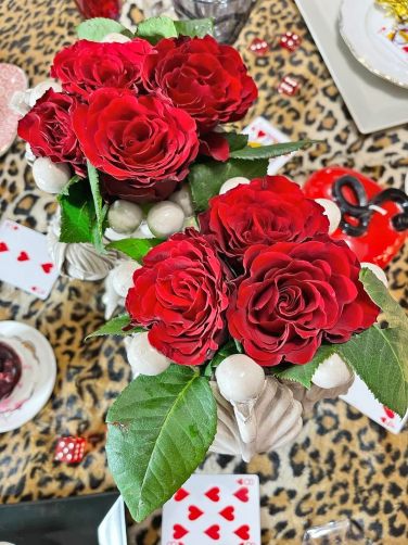 le rose rosse segno d'amore per la tavola di san valentino