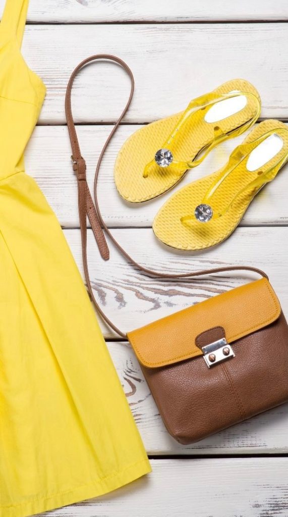 Un outfit in giallo, uno dei colori più in voga questa stagione, fotografare gli outfit aiuta a ricordarli e a sceglierli anche a distanza di tempo.