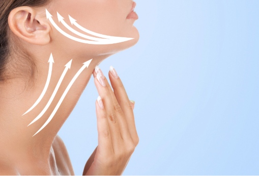 le frecce indicano la direzione corretta dei movimenti per massaggiare la pelle del viso e del collo