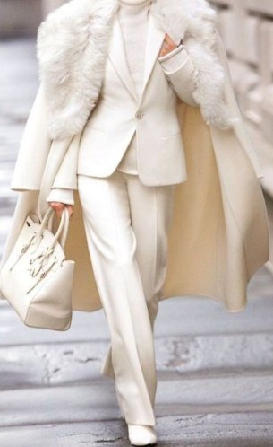 il segreto per creare un outfit elegante raffinato e senza errori in bianco è abbinare tessuti diversi ma in total white 